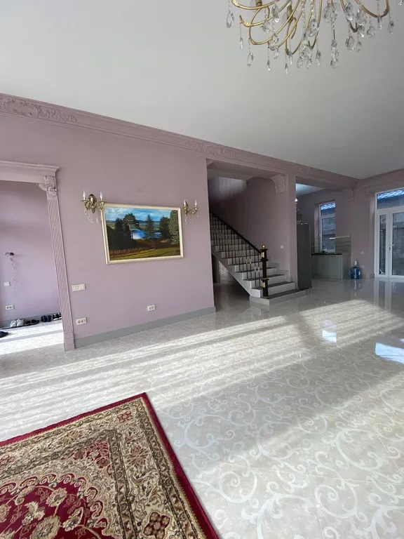 Большой и красивый дом на берегу моря