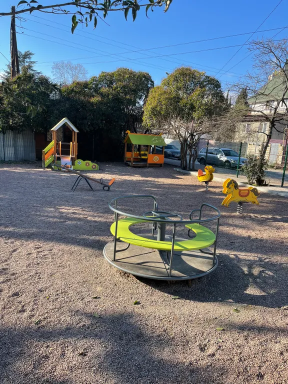 Дом с двориком для вас и парковка