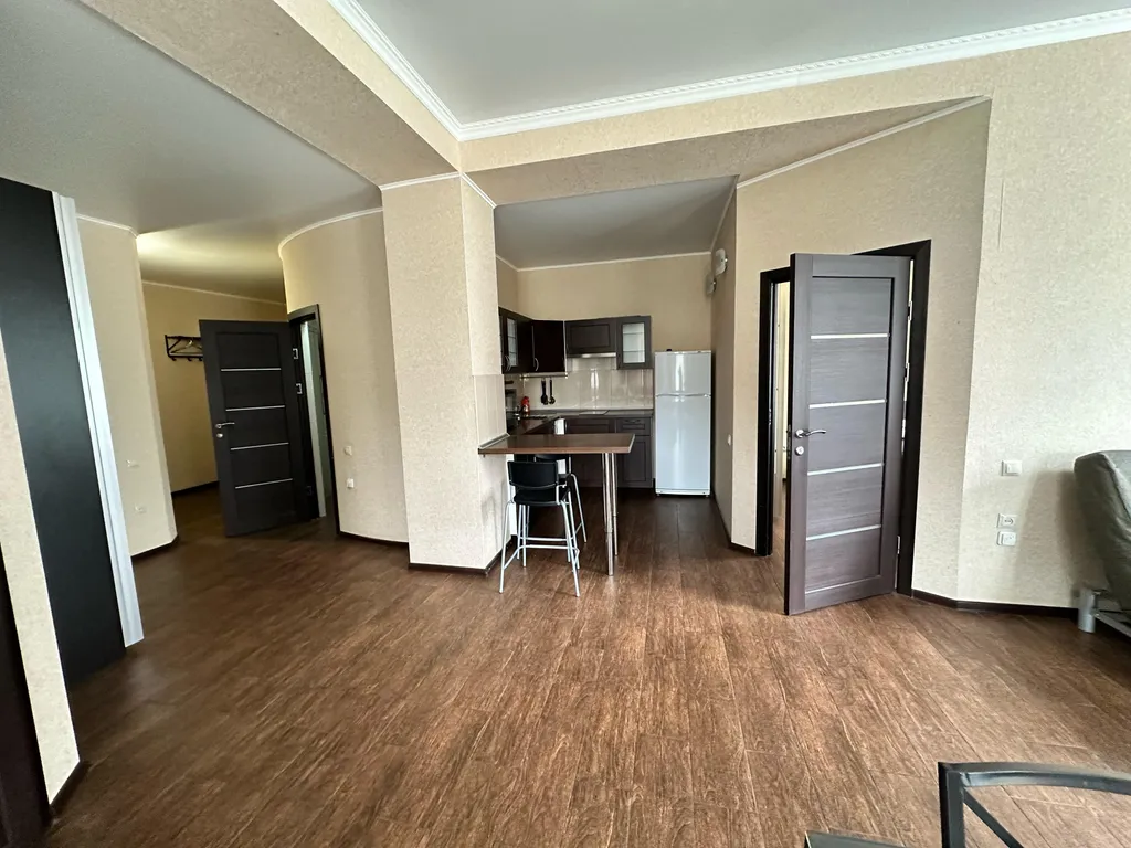 Евротрешка в самом центре с видом на канатку и горы