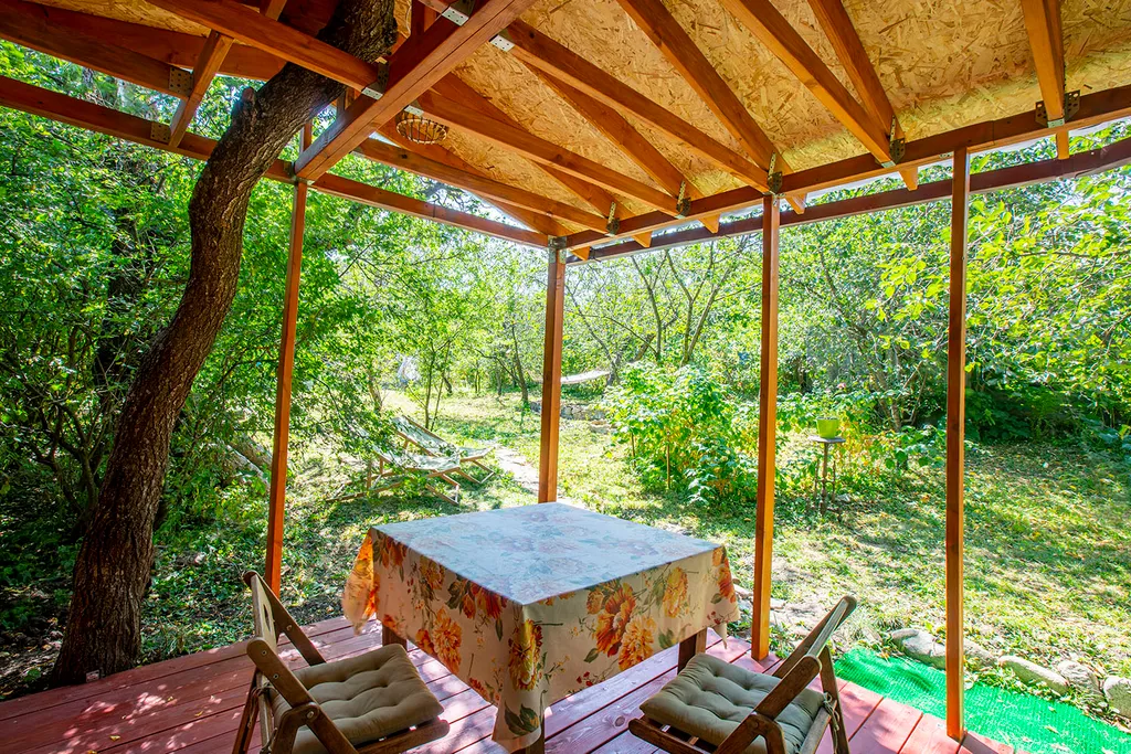 Домик с садом у заповедника