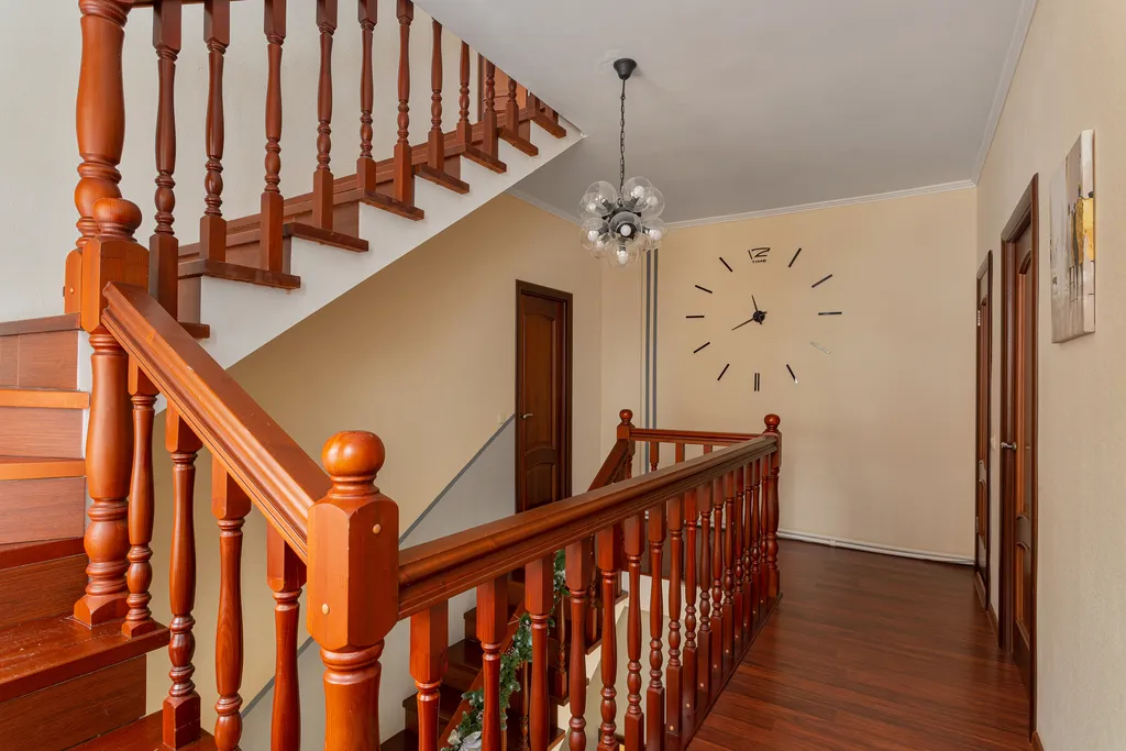 Таун-хаус в современном районе частной застройки