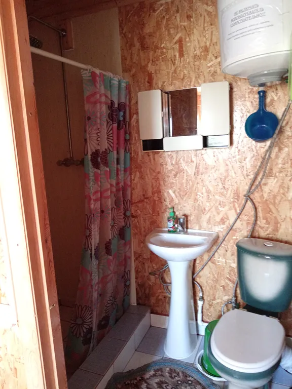 Гостевой домик вдали от берега и шума с кухней, туалетом, душем в доме