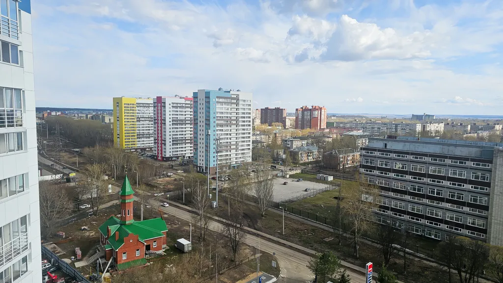 Рядом завод "Пермские моторы", парковка бесплатная, до центра 10 минут
