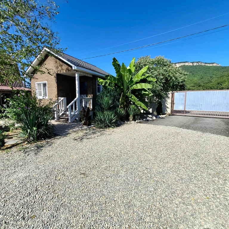 Домик у реки Дах с видом на горы