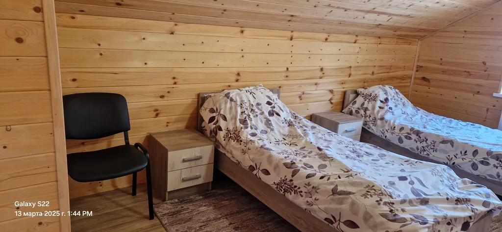 Отдельный дом на краю леса на берегу озера