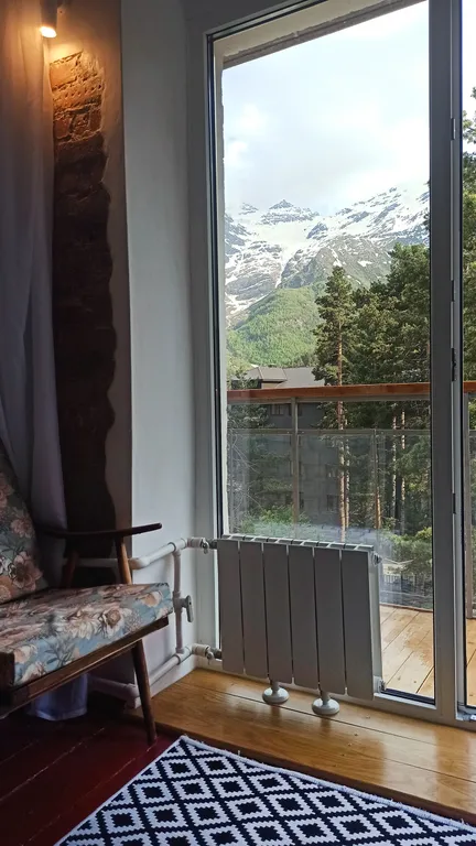 Светлая дизайнерская квартира с видом на горы и лес