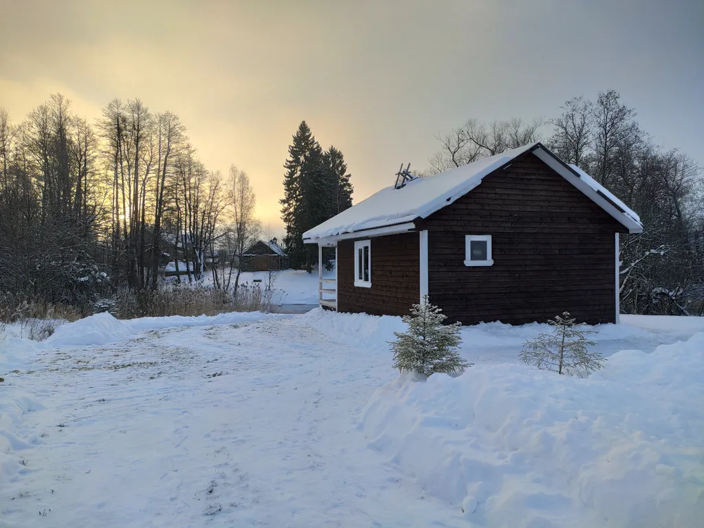 Коттедж Дом с террасой прямо на берегу реки — Торфяное
