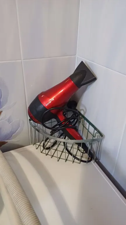 Деревянный дом в горах с видом на море