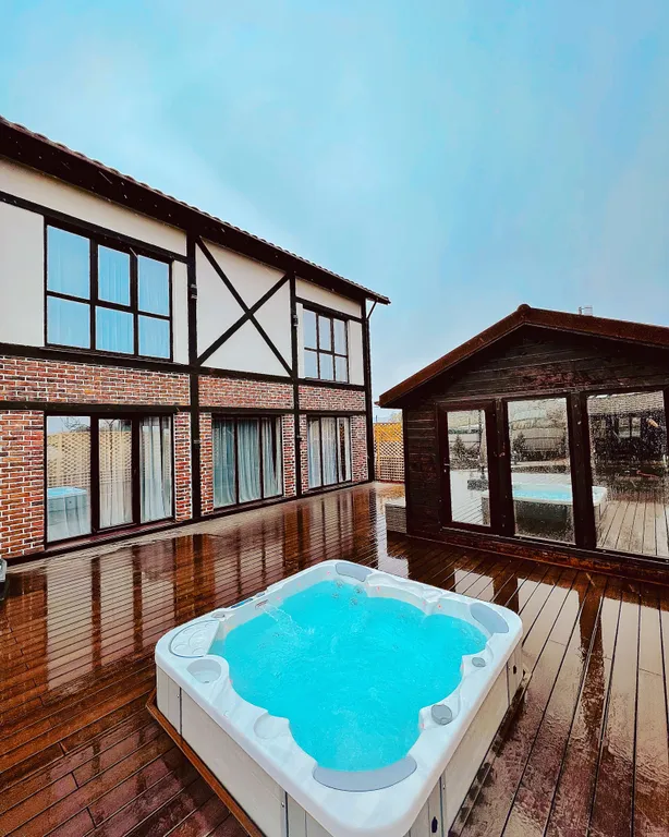 Wanderlust: загородный дом у реки с баней и джакузи