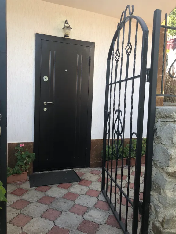 Двухэтажный дом с шикарным уютным двором в самом центре