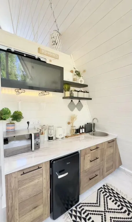 Дом в окружении леса с чаном и баней на территории