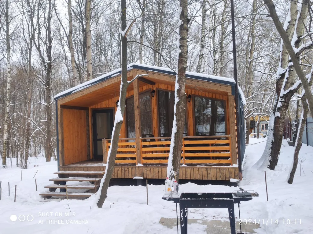 Новый стильный дом, большая лесная территория, недалеко от пруда с пляжем