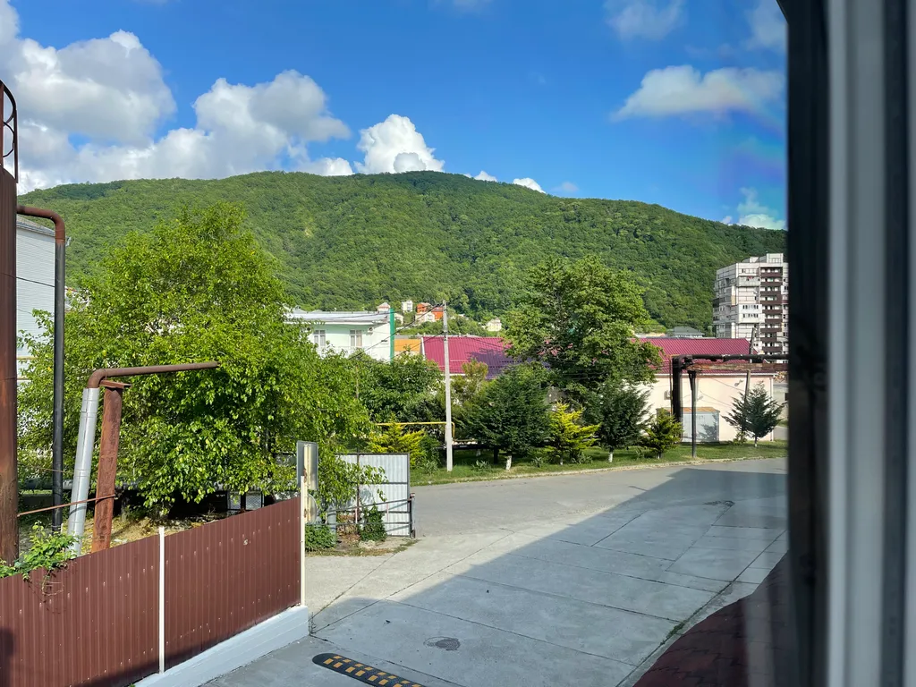 Коттедж 3 этажа, 4 комнаты.. В центре п. Небуг.