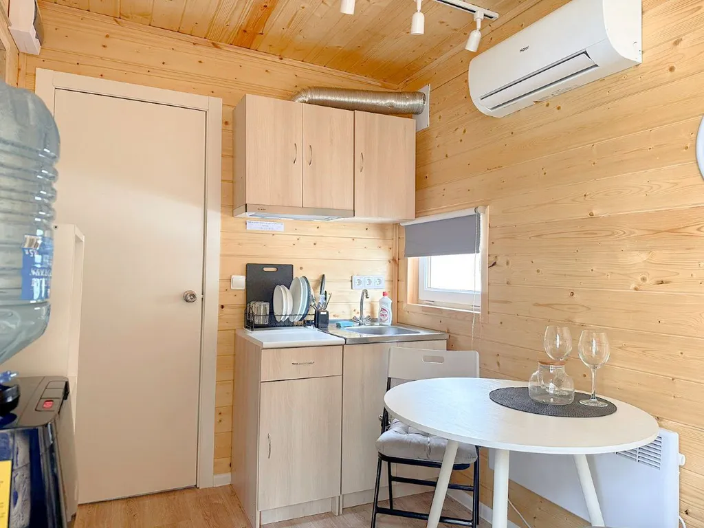 Домик на двоих с панорамным окном и видом на Белое море