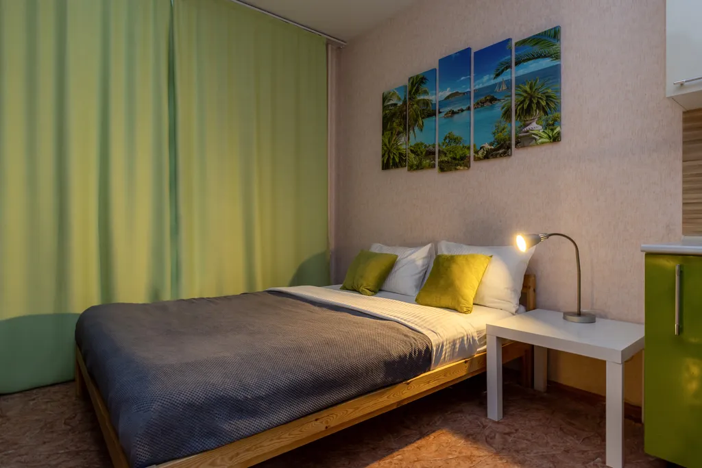 Яркая студия у озера