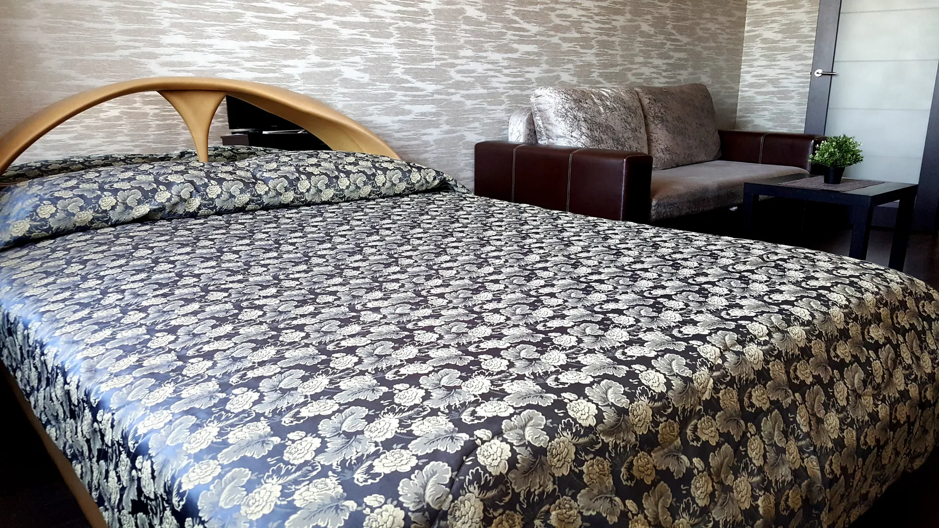 В комнате 4 спальных места: кровать и диван