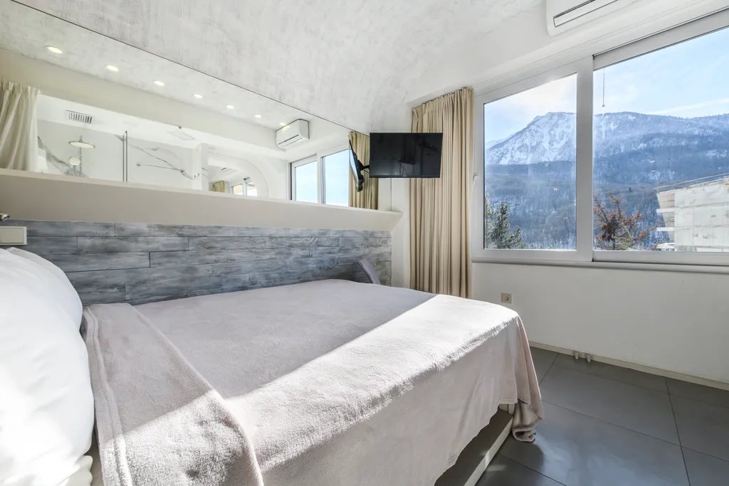 ЛАЙТ БЛЮ ДИЗАЙН-СТУДИЯ | 30 м² | Уют в стиле ростик с горным пейзажем!