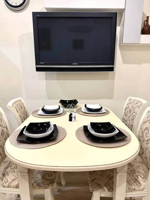 Евродвушка в центре с парковкой и джакузи, рядом ресторан Helga