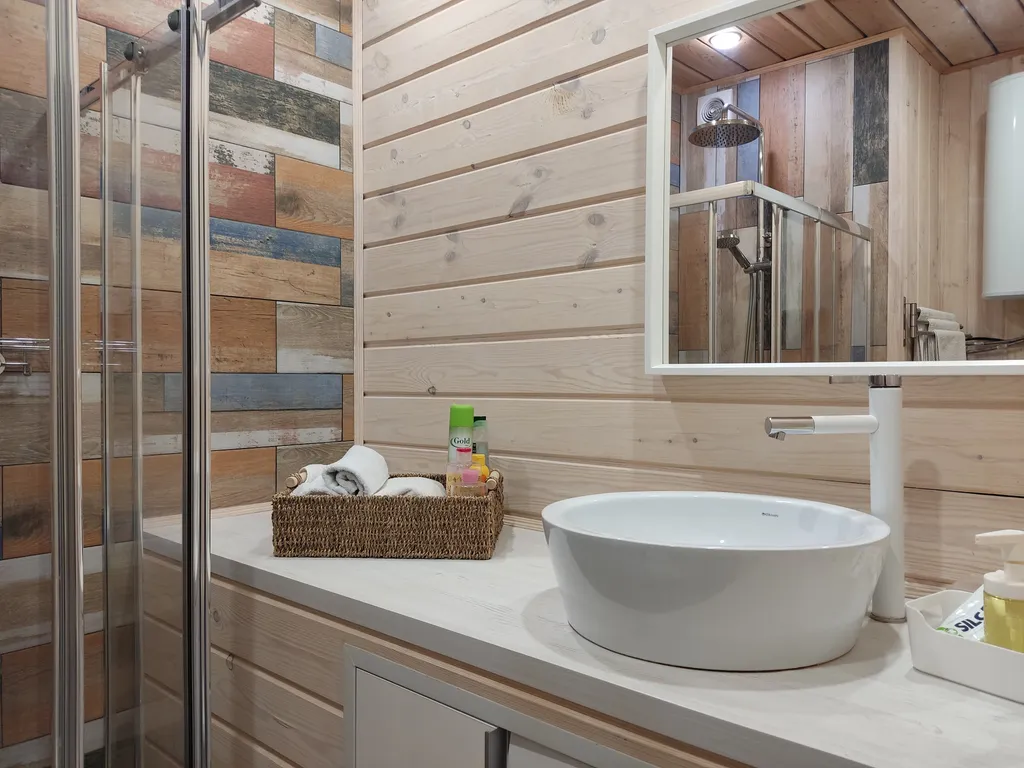 Белая квартира с камином