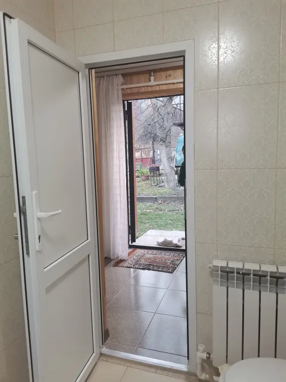 Уютный домик у подножия гор