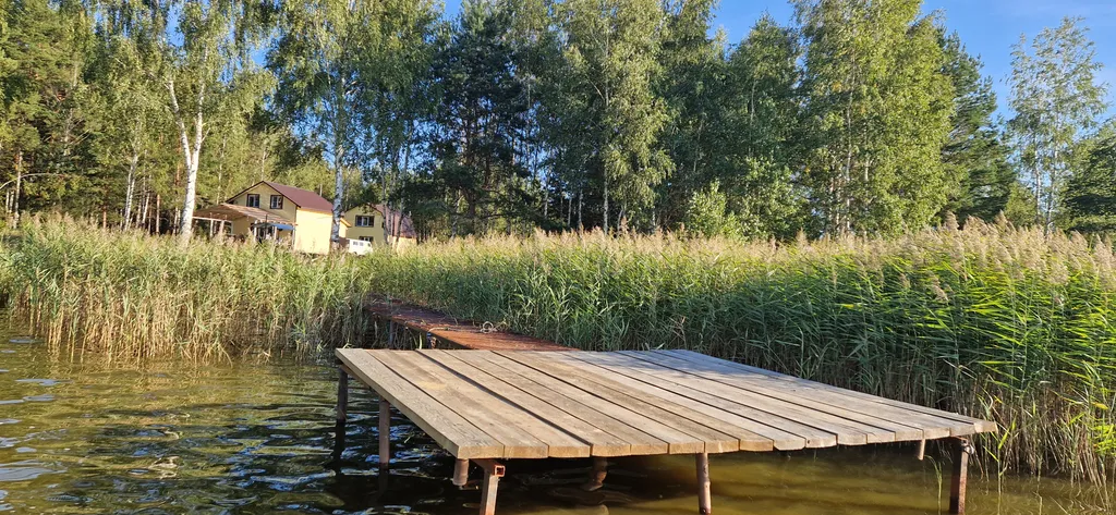 Отдельный дом на краю леса на берегу озера