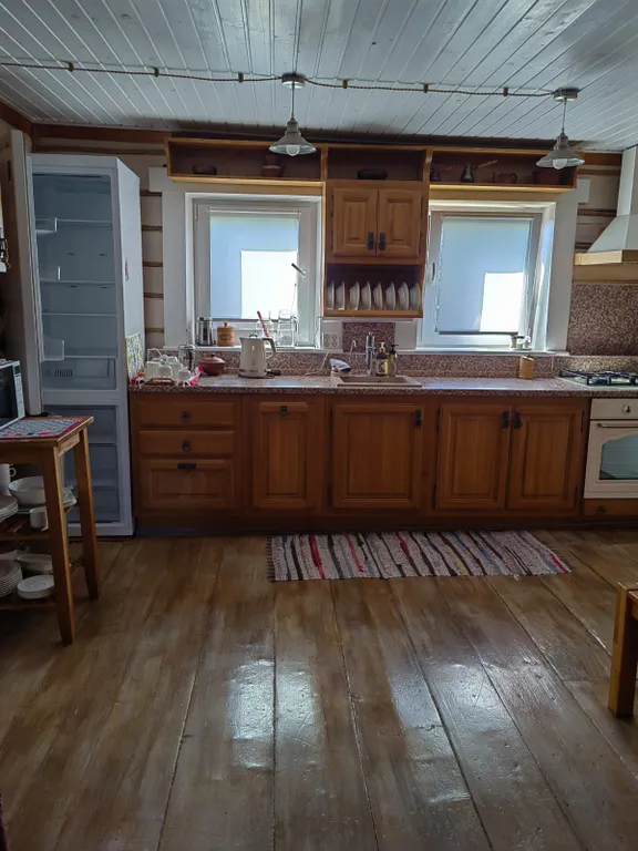 Красивый дом с камином на берегу живописной реки