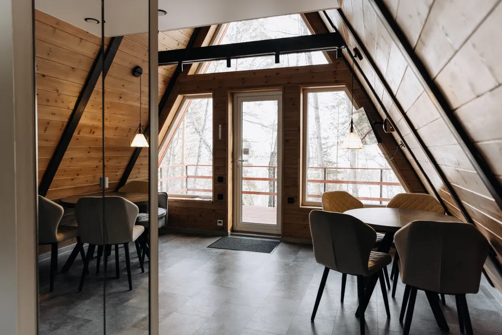 Уютный домик Красный A-Frame с террасой