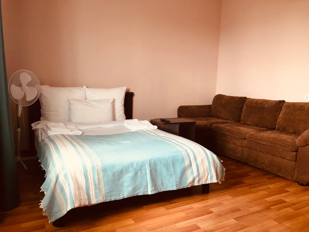 Квартира Квартира с большой кухней и диваном, Татышев пешком в 15-20 минутах — Красноярск