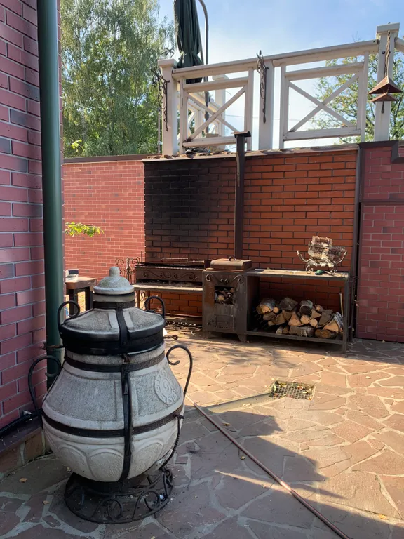 Дом у пруда