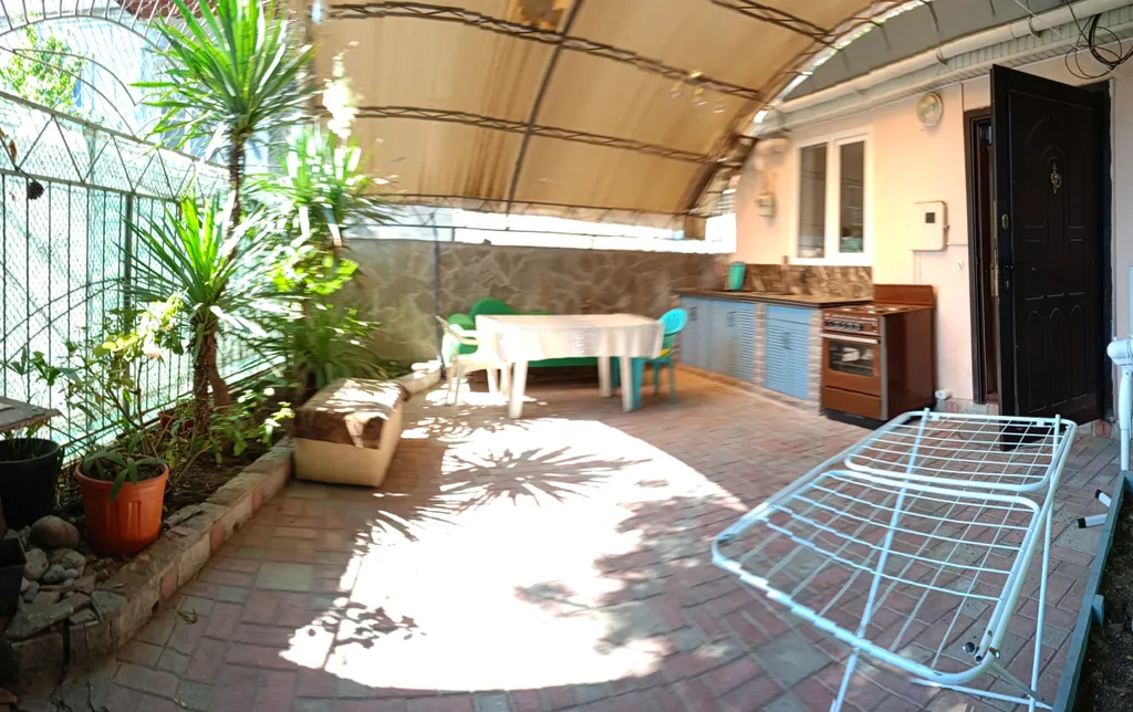 Уютная 2-комнатная квартира 8 минут от моря с личным двориком