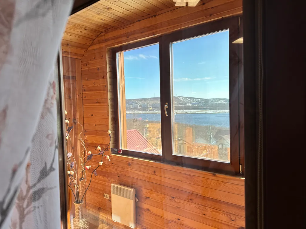 Коттедж с видом на Кольский залив