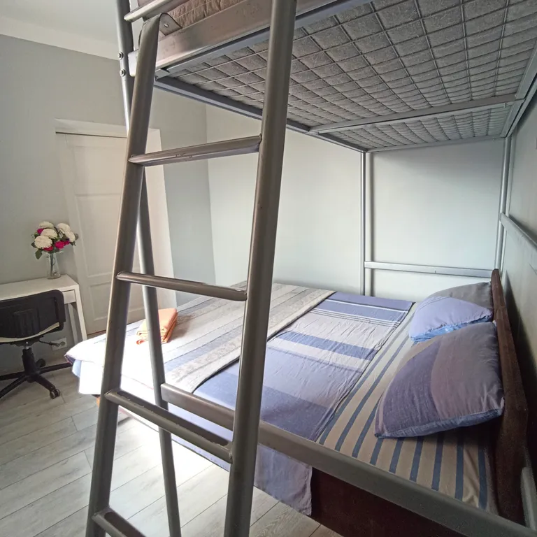 Просторная квартира для коллективов и большой семьи в центре