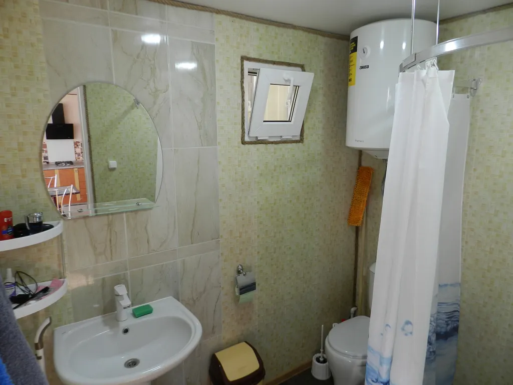 Домики на пляже Золотой Якорь с видом на море