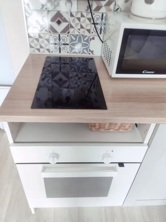 Квартира с подвесными креслами из ротанга на панорамной лоджии