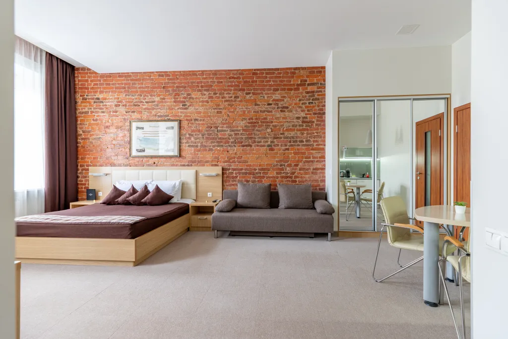 Просторная студия с собственной кухонной зоной