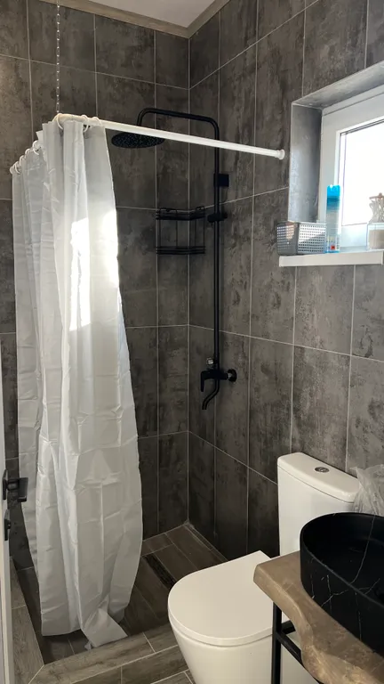 Вилла с бассейном на берегу реки