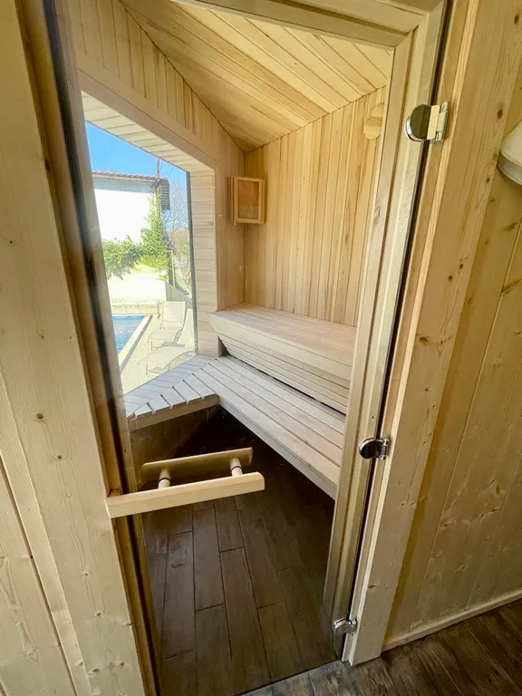 Стильный дом с открытым бассейном и сауной