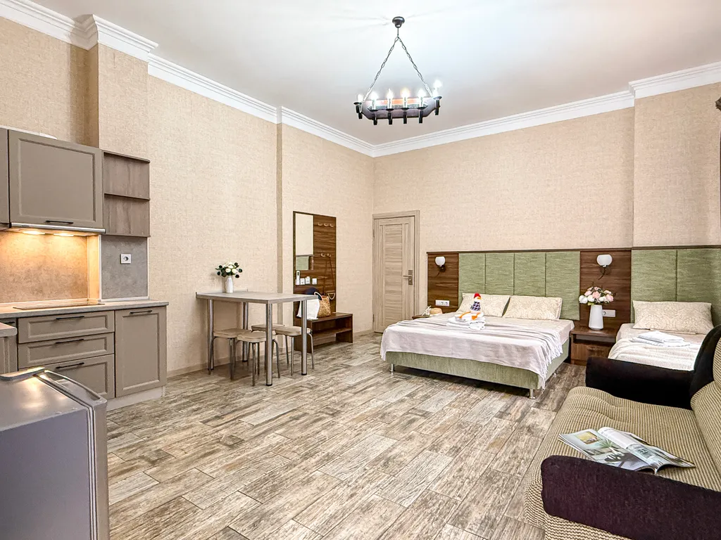 Номер на 4 человек с кухней на 1 этаже в центре, в 7 минутах до моря