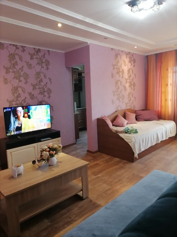 В самом центре города уютная двух комнатная квартира.