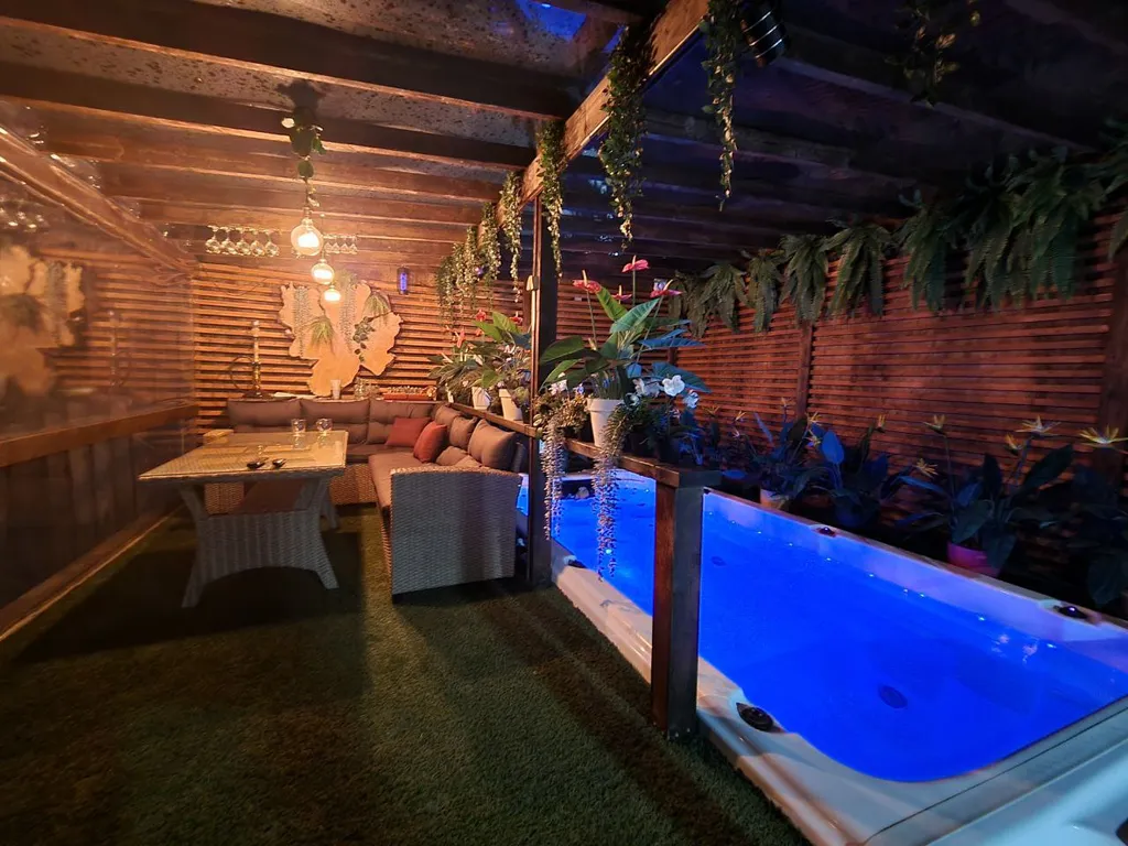 Дом Шилтон Виладж с бассейном, баней и джакузи