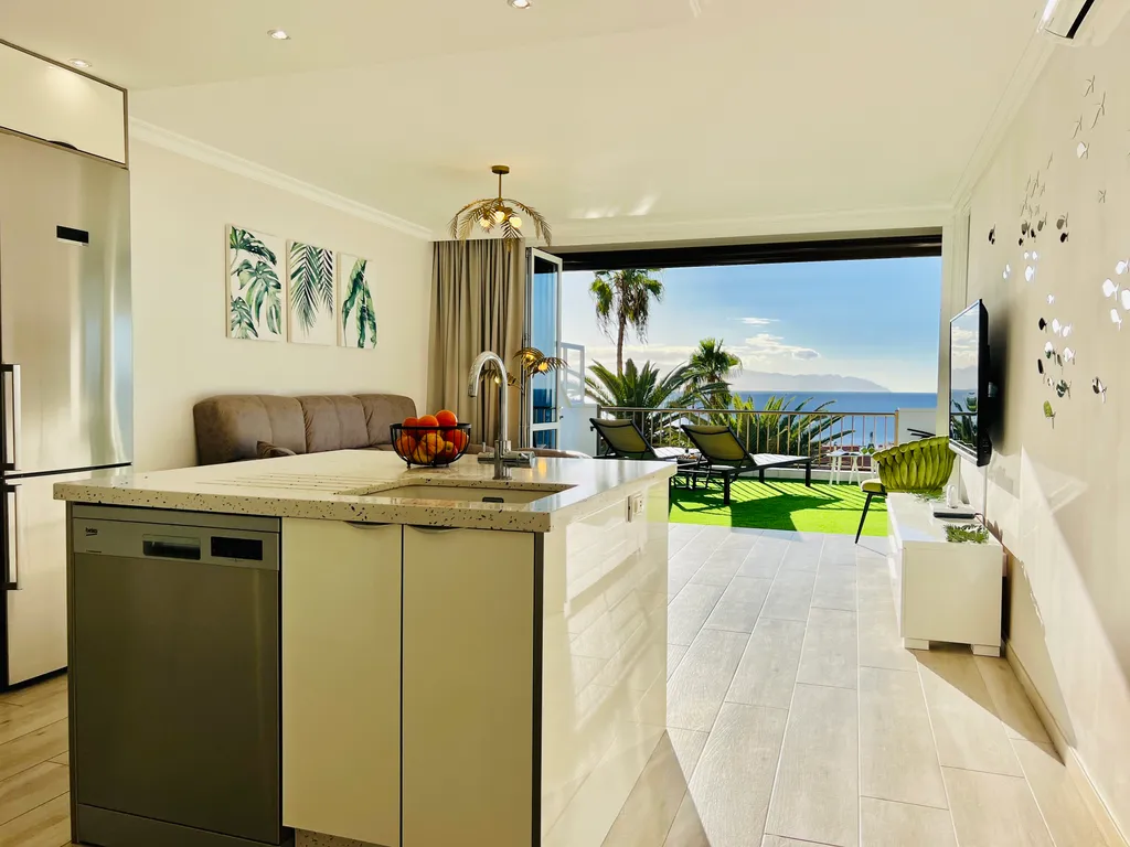 PaulMarie Superior Ocean Lounge