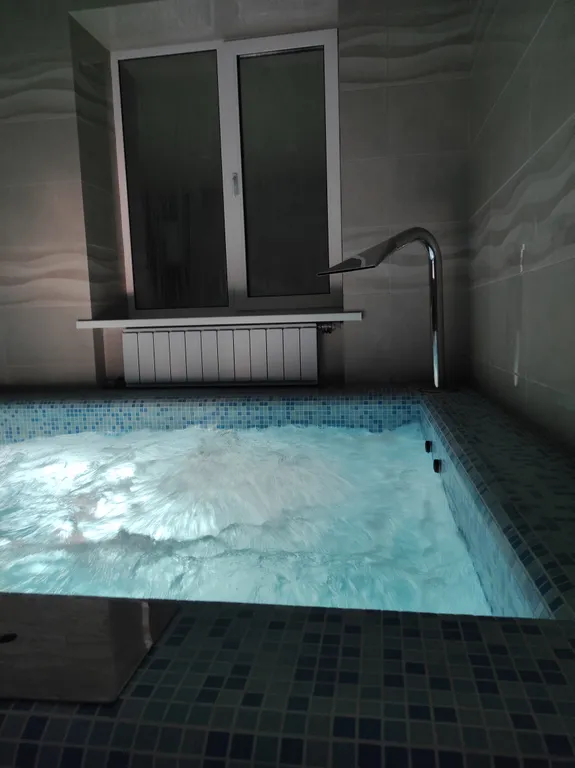 Коттедж с баней и бассейном на участке 6 соток