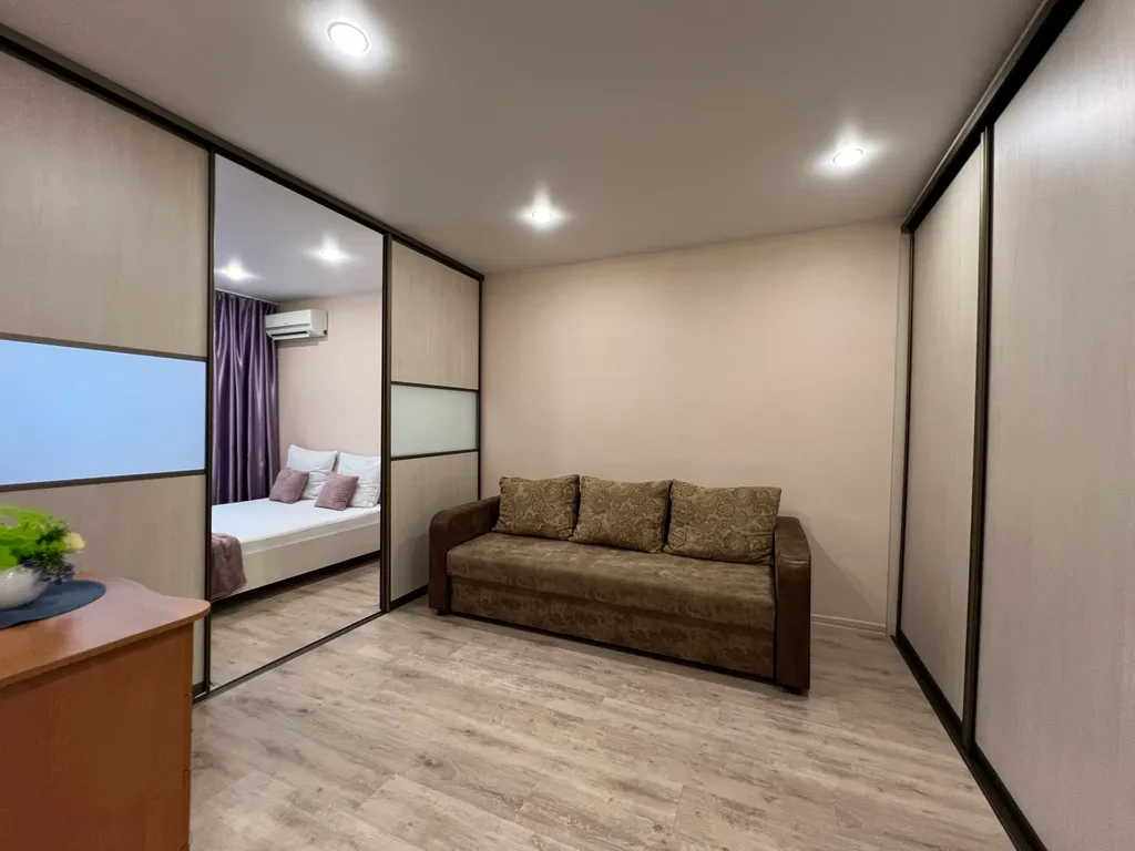 Дизайнерская квартира с огромным телевизором напротив кровати