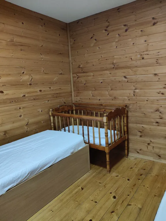 Деревянный домик у моря