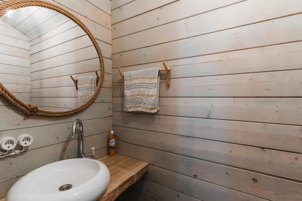 Дом Talotonttu на холме в окружении леса