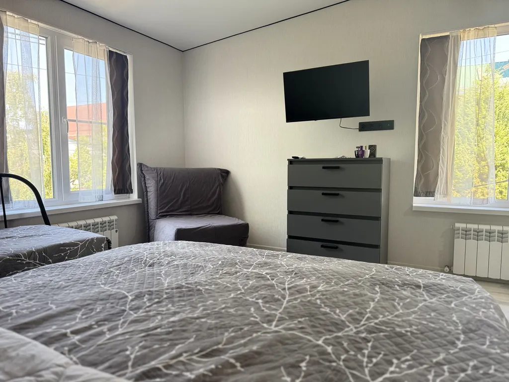 Смарт-студия в монохромных тонах