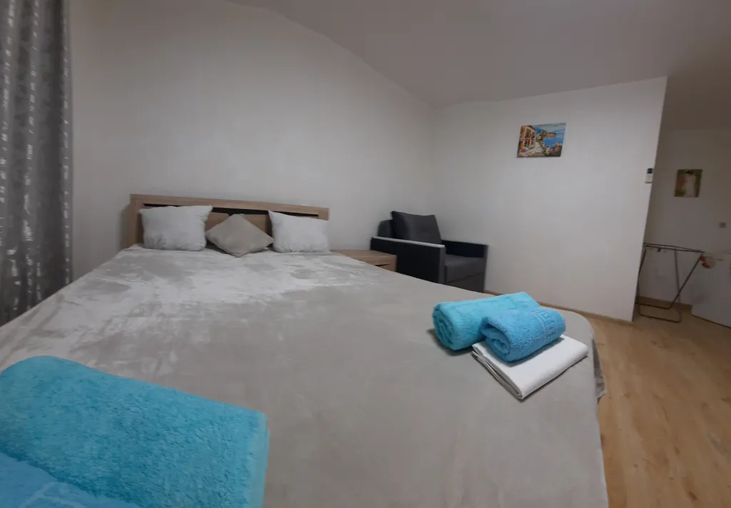 Квартира Комната с балконом, отдельный вход со двора бассейн — Кучугуры