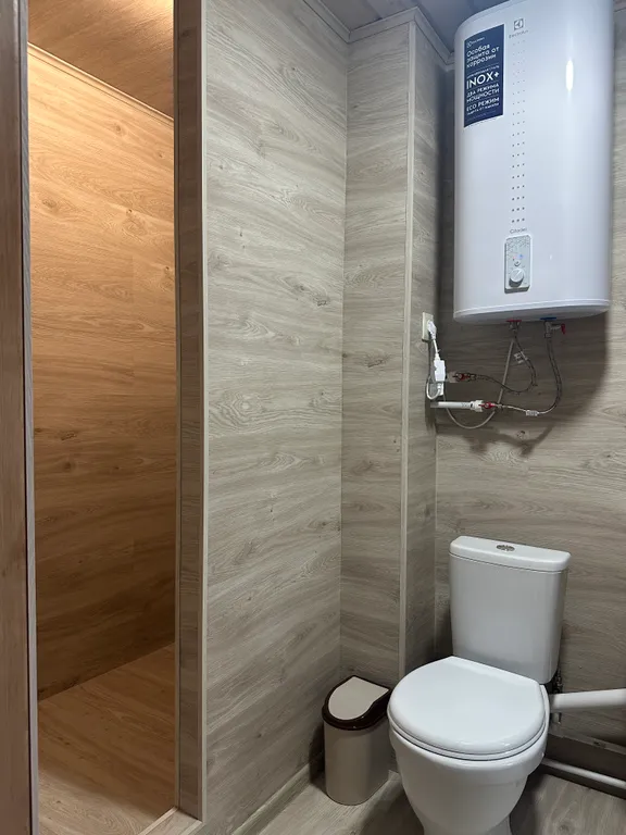 Дом с чаном и панорамными окнами с видом на лес