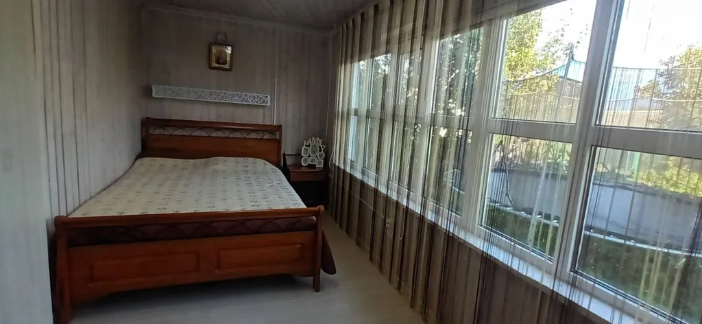 Светлая дача с большими окнами