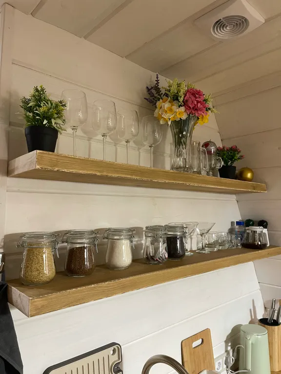 Уютный дом на берегу озера в березовой роще